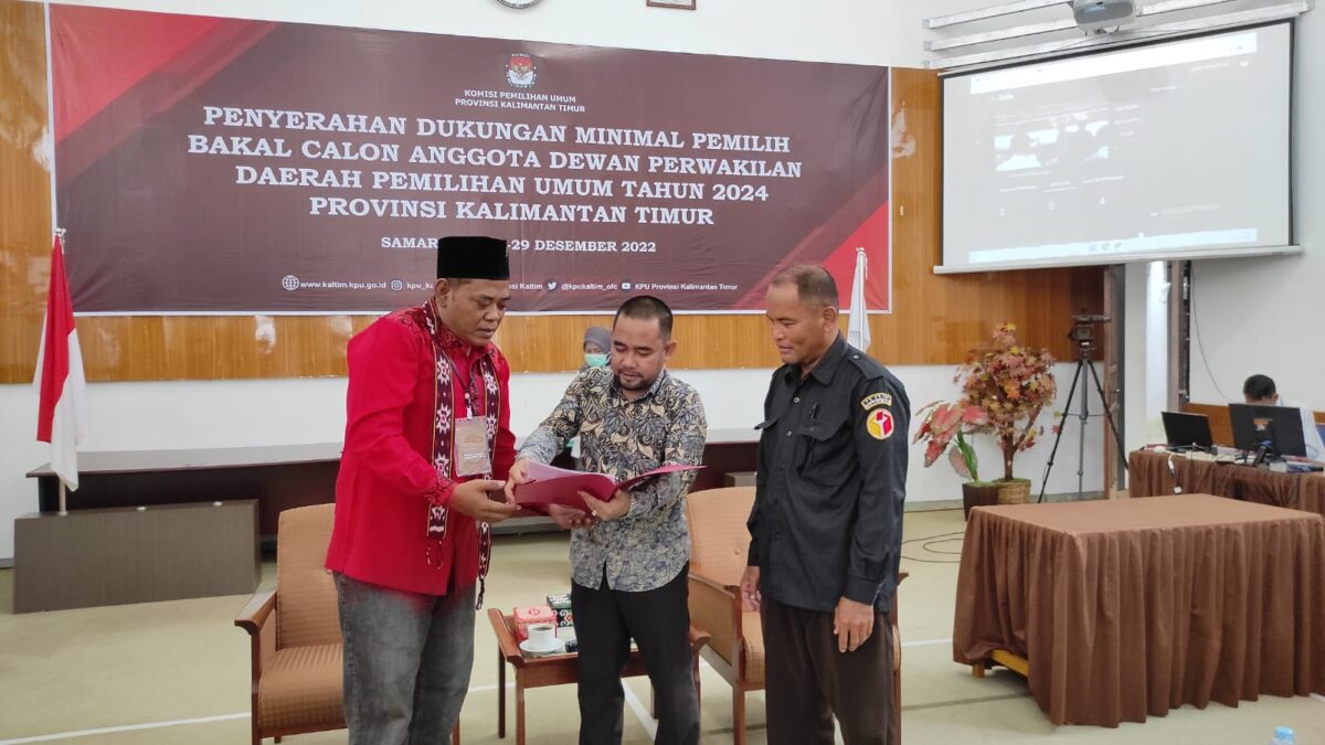 Proses penyerahan surat dukungan untuk Emir Moeis kepada ketua KPU Kaltim, Rudiansyah (Foto: Istimewa)