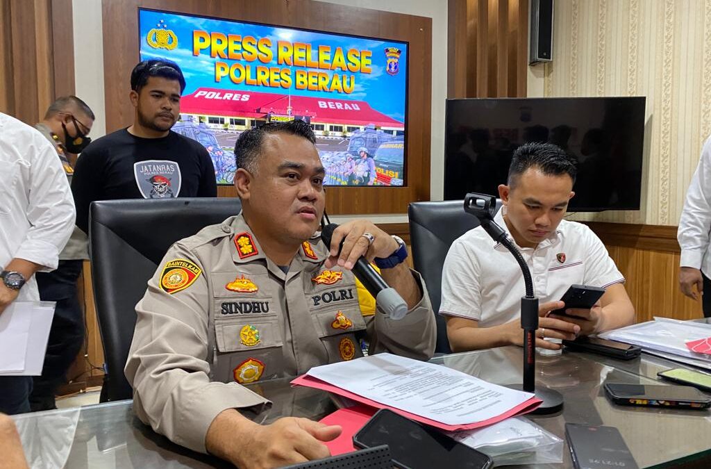 Kapolres Berau AKBP Sindhu Brahmarya menerangkan tentang kasus korupsi penyelewengan dana desa Pilanjau (Foto: Istimewa)
