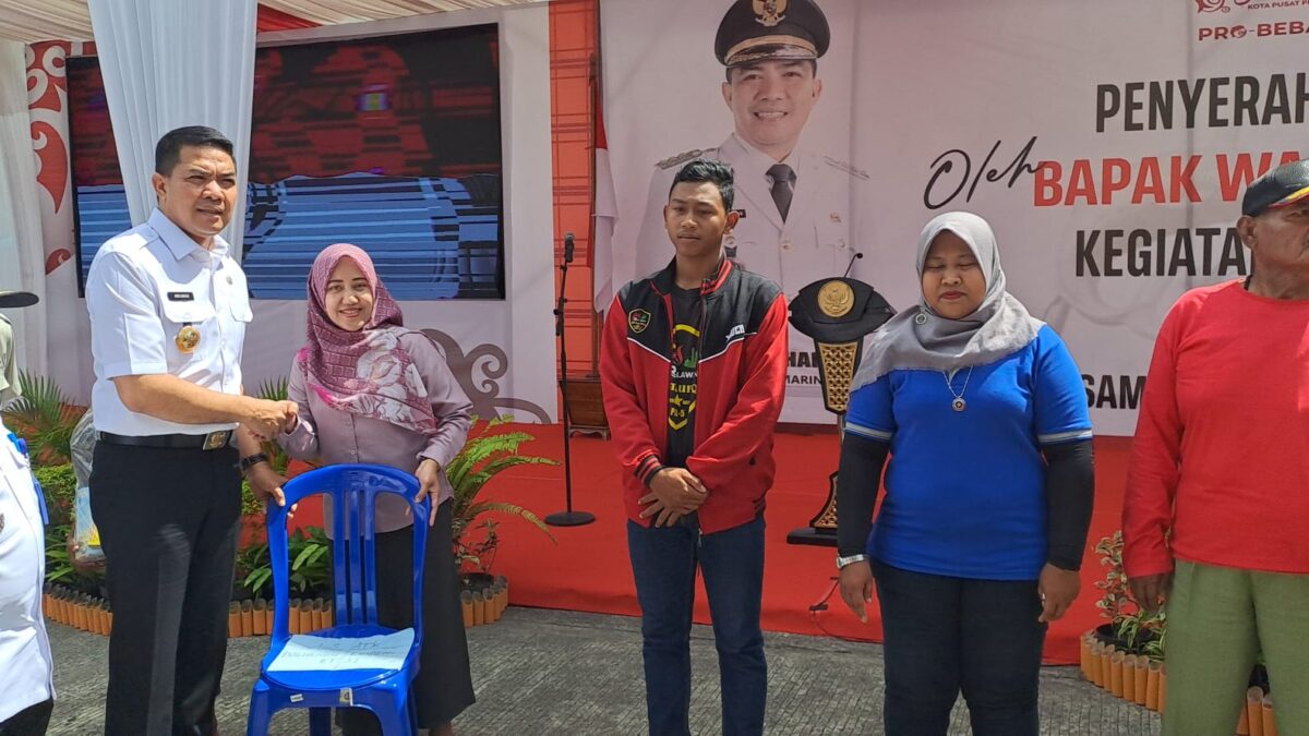 Wali Kota Samarinda, Andi Harun menyerahkan bantuan Probebaya kepada 2 kecamatan secara simbolis (Foto: Istimewa)