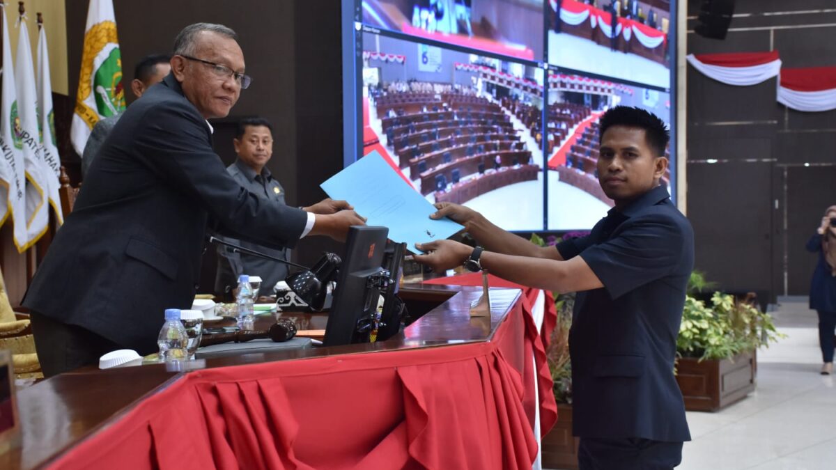 Penyerahan Laporan Pansus Komisi II DPRD Kaltim kepada Wakil Ketua DPRD Kaltim Muhammad Samsun (kiri), dalam Rapat Paripurna ke-3 Masa Sidang II Tahun 2023. (Foto: Istimewa)