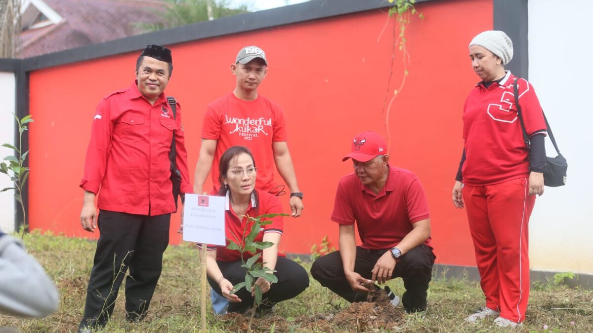 Proses penanaman pohon di area kantor DPC PDI Perjuangan Kukar (Foto: Istimewa)