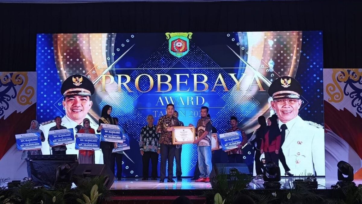 Wali Kota Samarinda, Andi Harun memberikan apresiasi dalam program Probebaya Award (Foto: Disya)