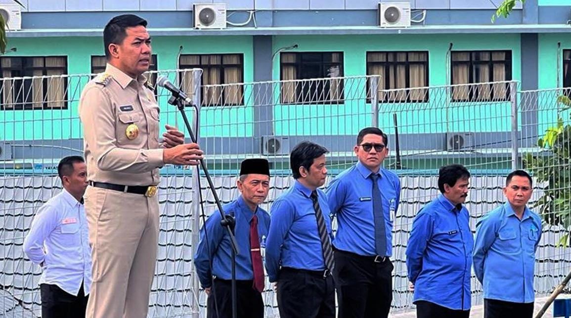 Wali Kota Samarinda, Andi Harun saat memimpin apel pagi di halaman kantor Perumdam Tirta Kencana (Foto: Istimewa)