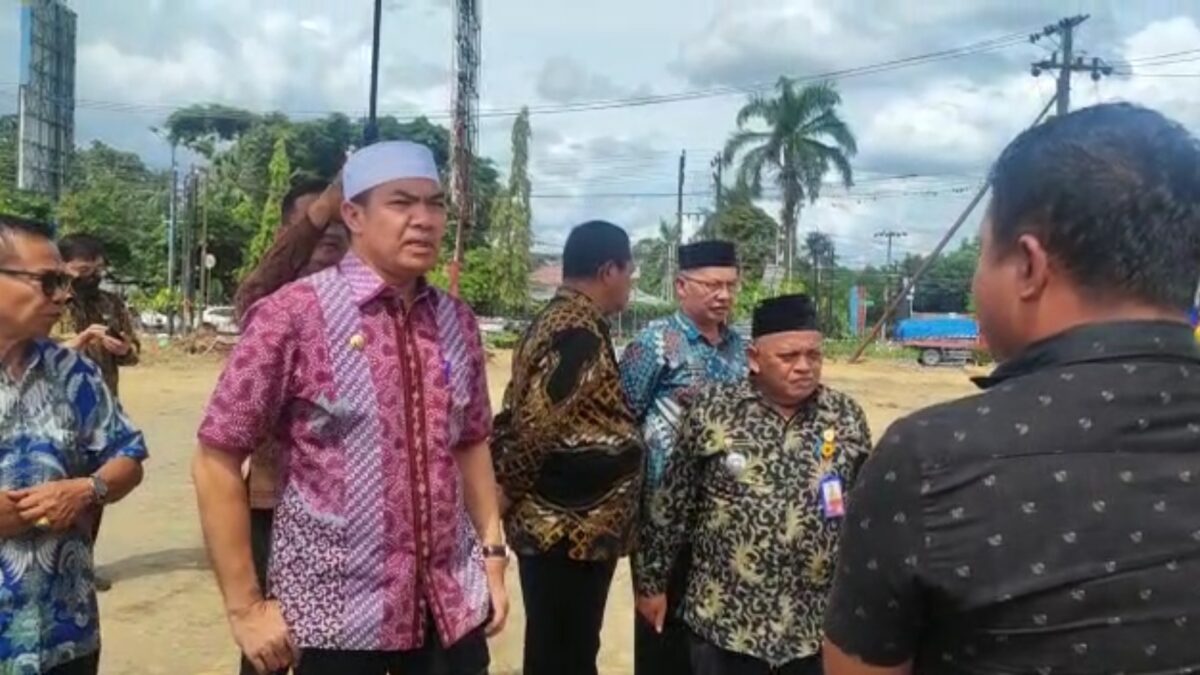 Wali Kota Samarinda Andi Harun saat bertanya kepada pengawas di lapangan Voorvo Samarinda, Jumat (6/1/2022). (Foto : Istimewa)