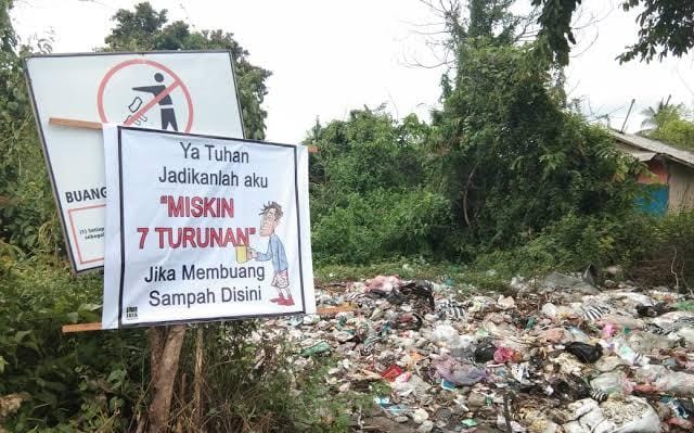 Tumpukan sampah yang berhamburan disekitar pemukiman warga (Foto: Istimewa)