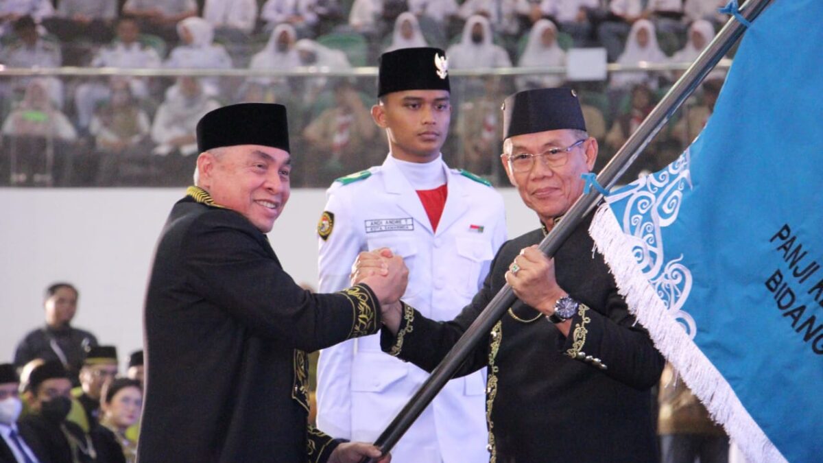 Wali Kota Samarinda Rusmadi Wongso saat menerima 10 Panji Keberhasilan Pembangunan. (Foto: Humas Pemkot Samarinda)