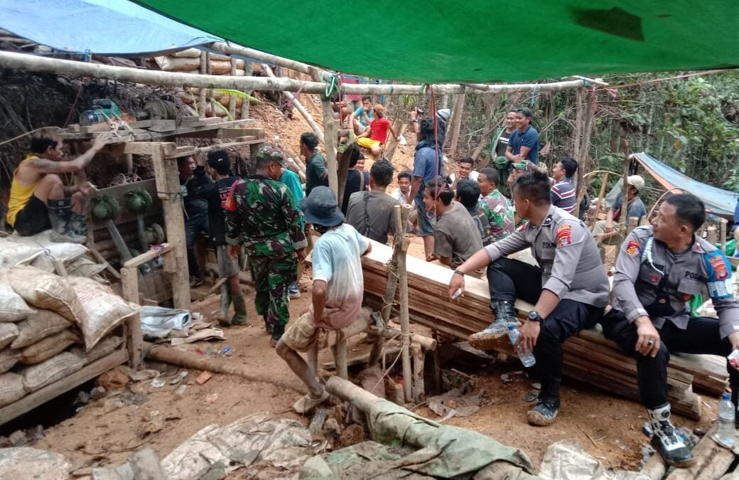 Proses evakuasi korban tanah longsor (foto: Istimewa)