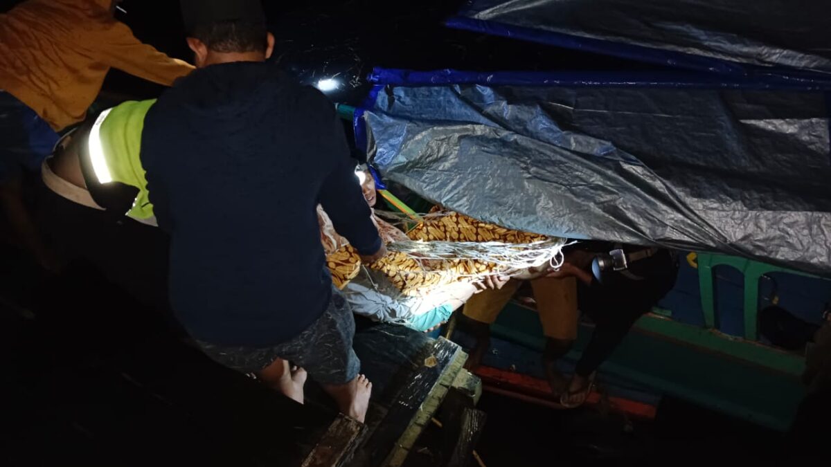 Proses evakuasi jenazah ABK korban sambaran petir (foto: Istimewa)
