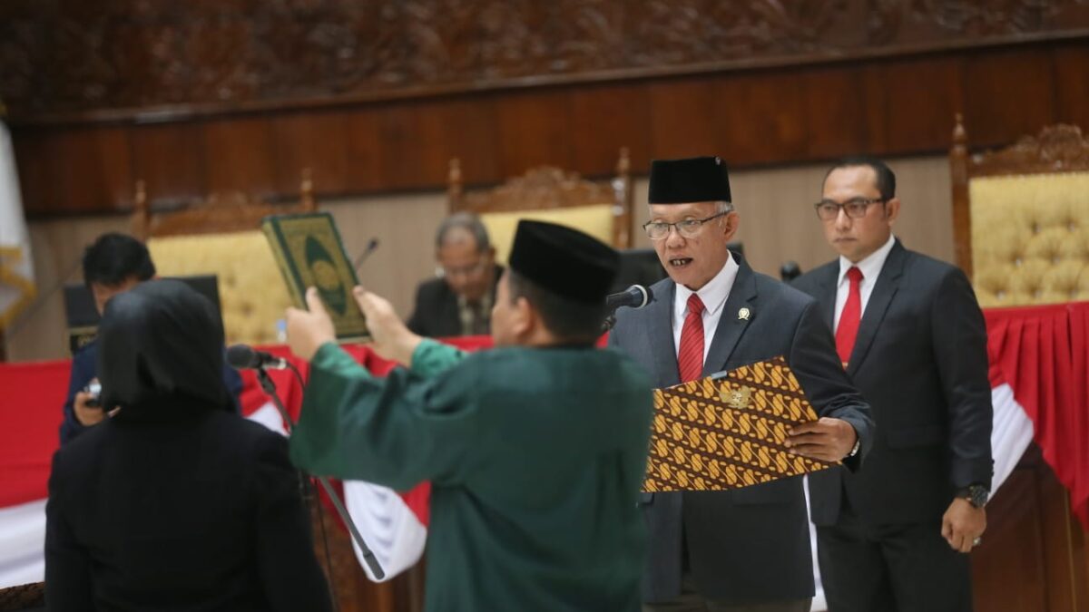 Pelantikan Ambulansi Komariah sebagai anggota DPRD Kaltim, Senin 16 Januari 2030 (foto: Istimewa)