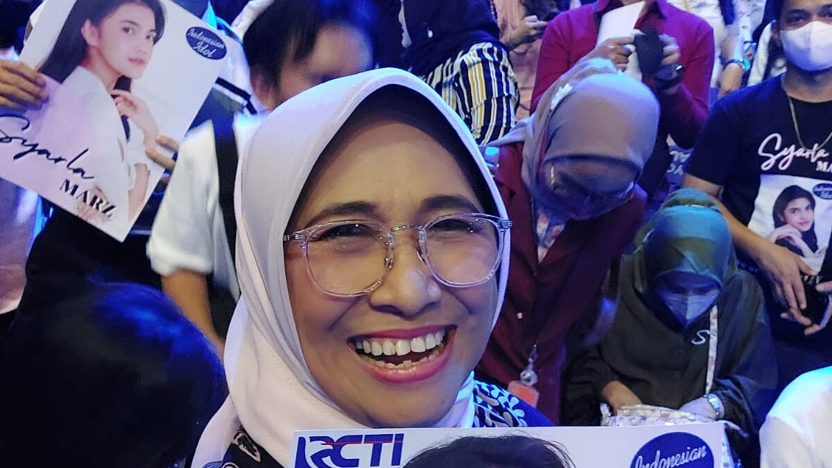 Hetifah Sjaifudian, saat menyaksikan penampilan Syarla di Indonesian Idol (Foto: Istimewa)