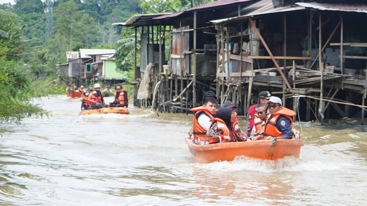 Kegiatan susur sungai Karang Asam Besar yang dilakukan oleh rombongan Wali Kota Samarinda (Foto: Istimewa)