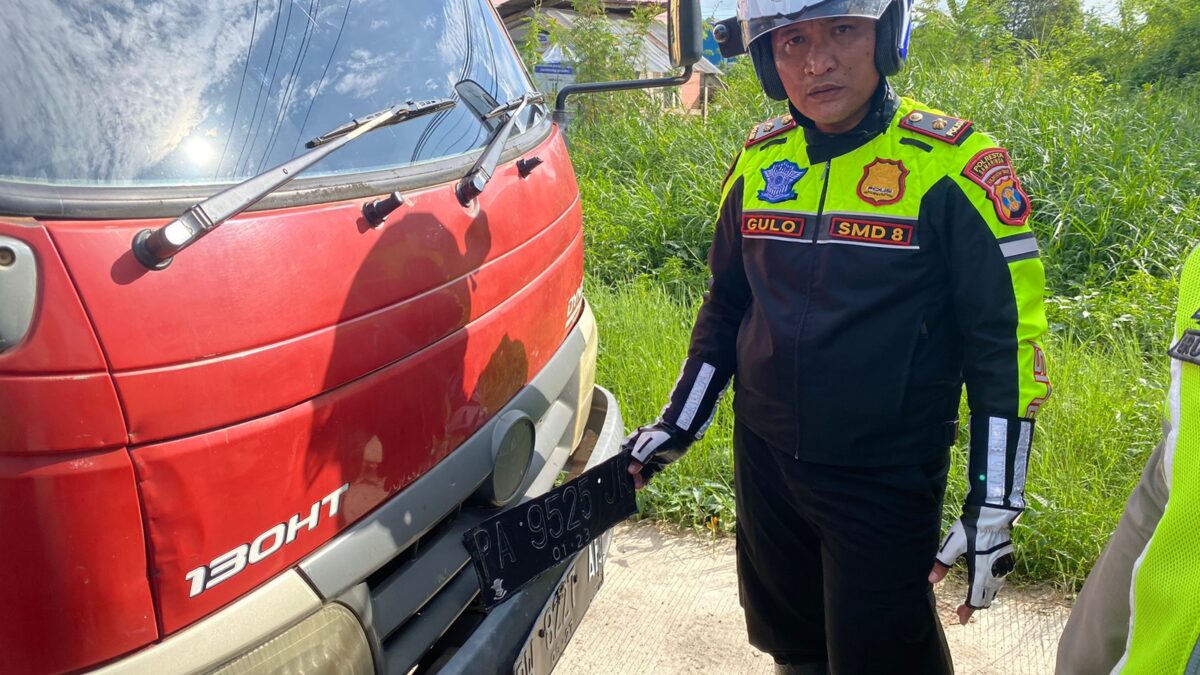 Dump truck yang diamankan setelah diketahui memiliki dua plat nomor polisi (Foto: Istimewa)