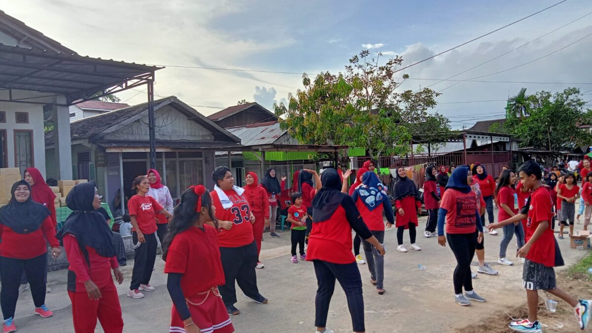 Anggota Komisi IV DPRD Kaltim, Ananda Emira Moeis turut menghadiri senam sehat di kelurahan Sungai Pinang Dalam (Foto: Istimewa)