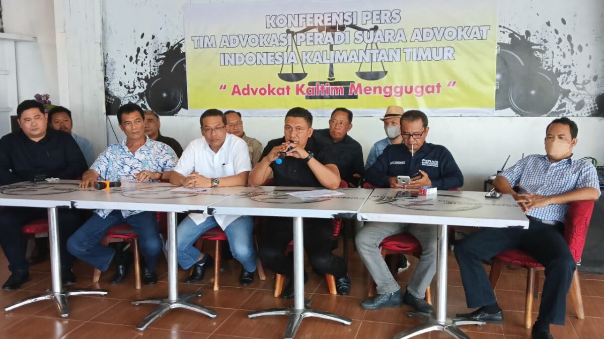Konferensi pers yang digelar oleh Peradi di sebuah kafe di Jalan AW Syahranie (Foto: Istimewa)