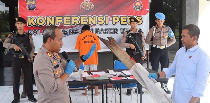 Kapolres PPU AKBP Hendrik Eka Bahalwan membeberkan beberapa barang bukti dalam kasus pembunuhan saat konferensi pers, Selasa (24/1/2023). (Foto : Polres PPU)