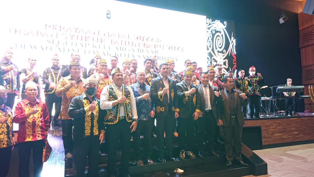 Wali Kota Samarinda, Andi Harun foto bersama Dewan Adat Dayak pada acara perayaan Natal 2022 dan ucapan syukur tahun baru 2023 (Foto: Istimewa)