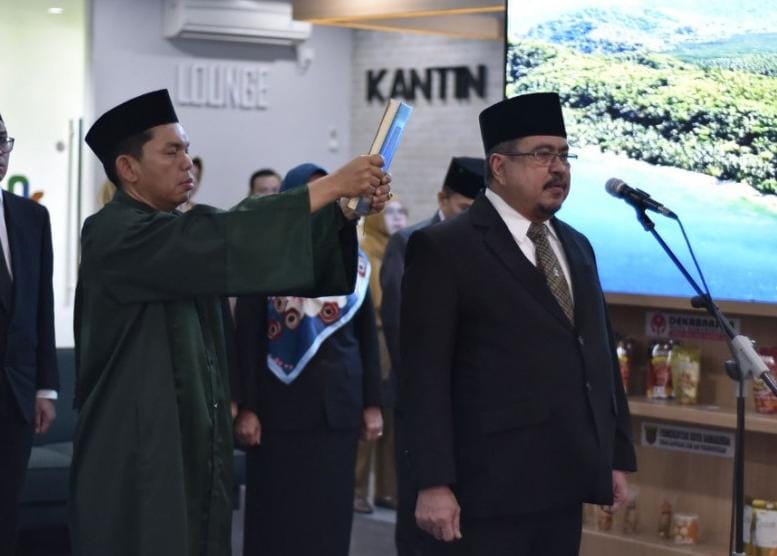 Proses dilantiknya Ali Fitri Noor menjadi Ketua Dewan Pengawas BPR (Foto: Istimewa)