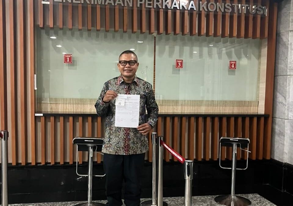 Singgih Tomi Gumilang saat menerima putusan PK dari MA