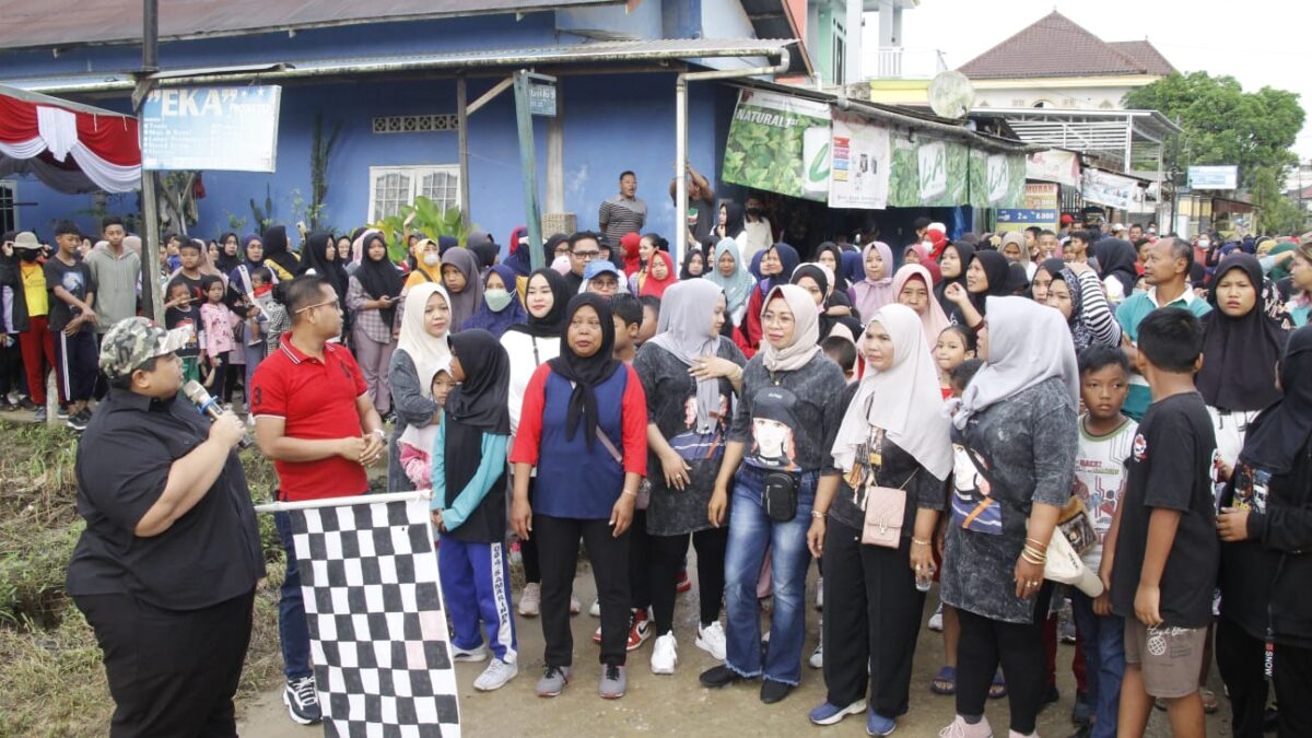 Anggota Komisi IV DPRD Kaltim, Ananda Emira Moeis saat membuka jalan sehat di jalan Damanhuri (Foto: Klausa)