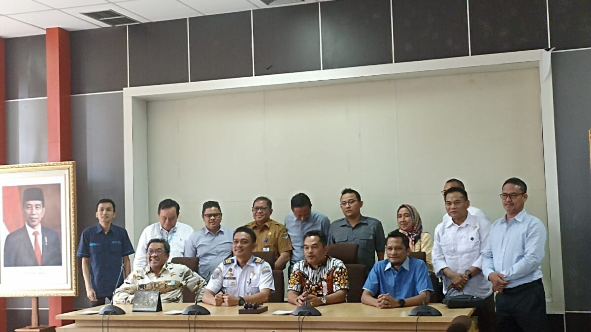 Foto bersama Komisi II DPRD Provinsi Kalimantan Timur usai menggelar Rapat Dengar Pendapat (RDP) bersama pihak terkait dengan pembahasan soal pengelolaan pandu tunda di Jembatan Mahakam dan Jembatan Mahulu Kota Samarinda. (Foto: Apr/Klausa)