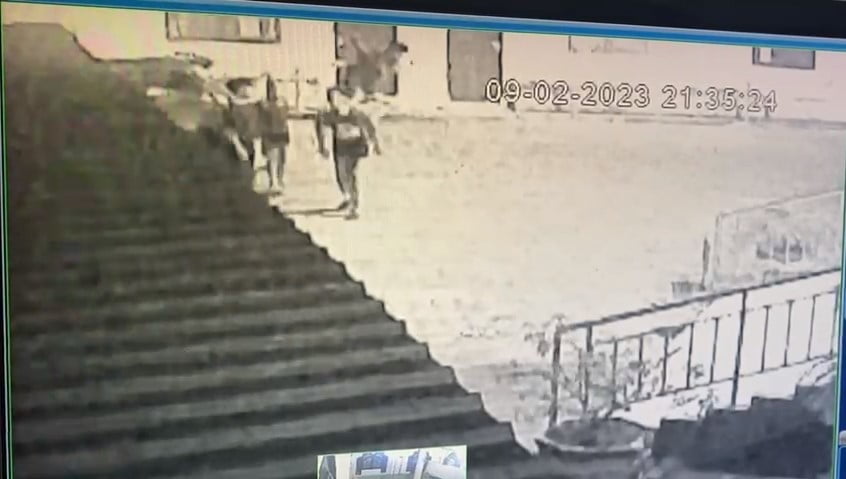 Tangkapan Layar dari rekaman CCTV yang memperlihatkan penganiayaan yang dialami Ilham (Foto: Istimewa)