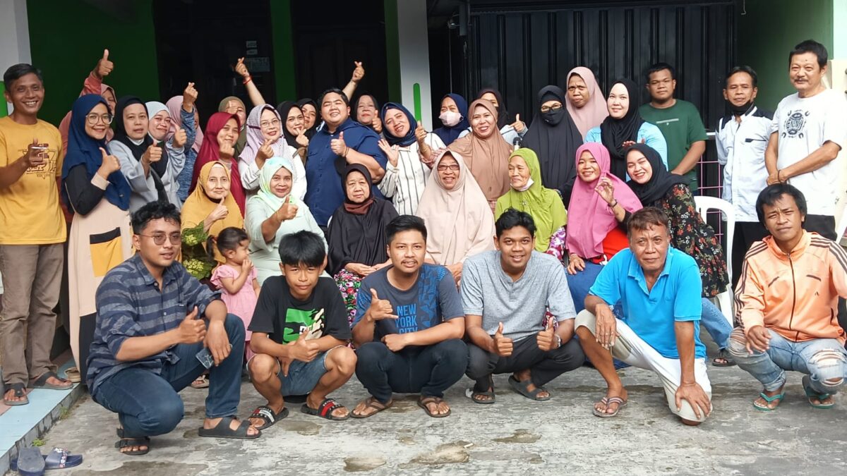 Anggota Komisi IV DPRD Kaltim, Ananda Emira Moeis foto bersama masyarakat saat melakukan blusukan di jalan Woltermonginsidi (Foto: Istimewa)