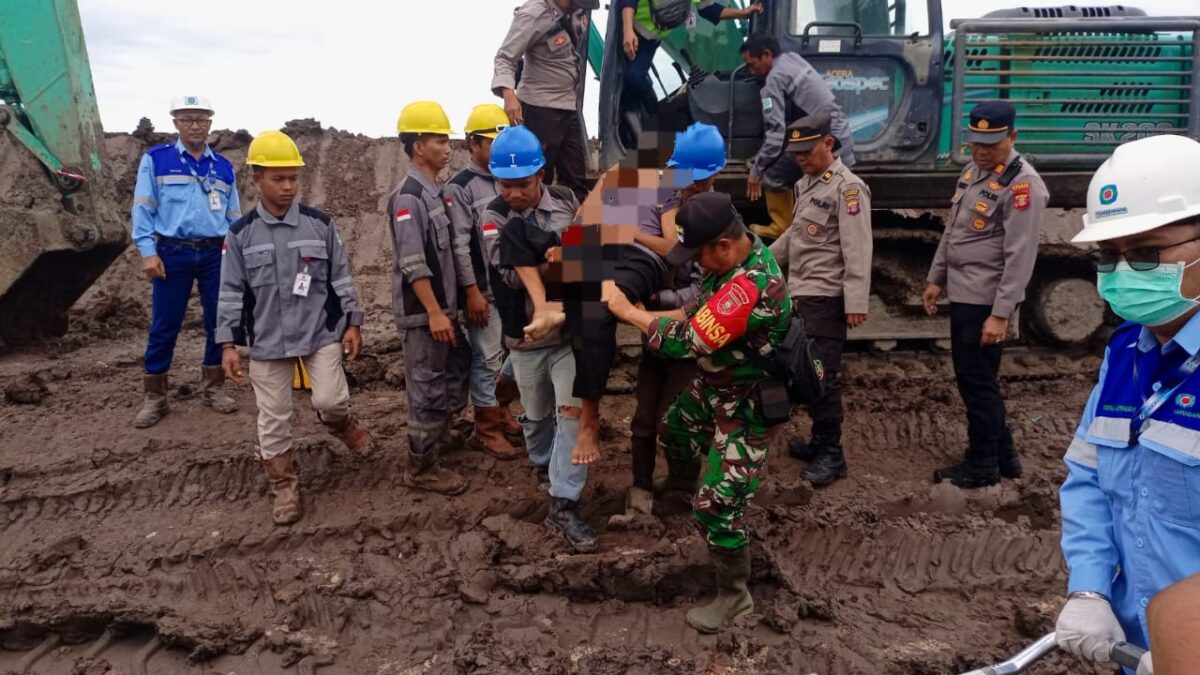 Jasad Supandri dievakuasi oleh tim kepolisian dan rekan kerjanya (Foto: Istimewa)