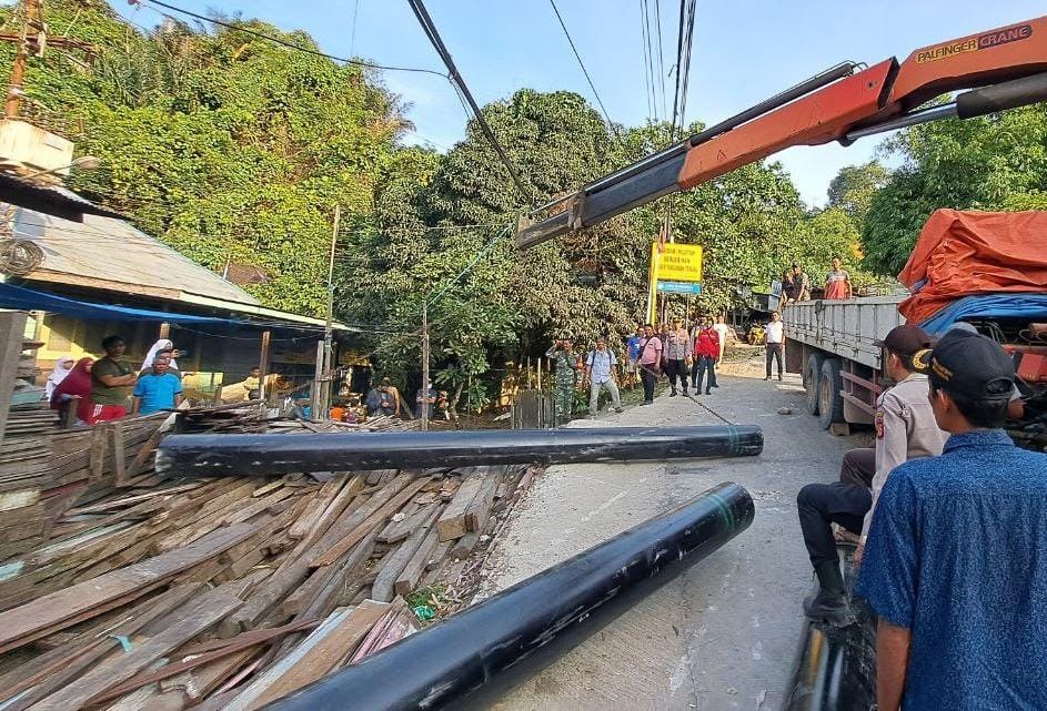 Beberapa tiang pancang yang tergelincir di gunung manggah (Foto: Istimewa)
