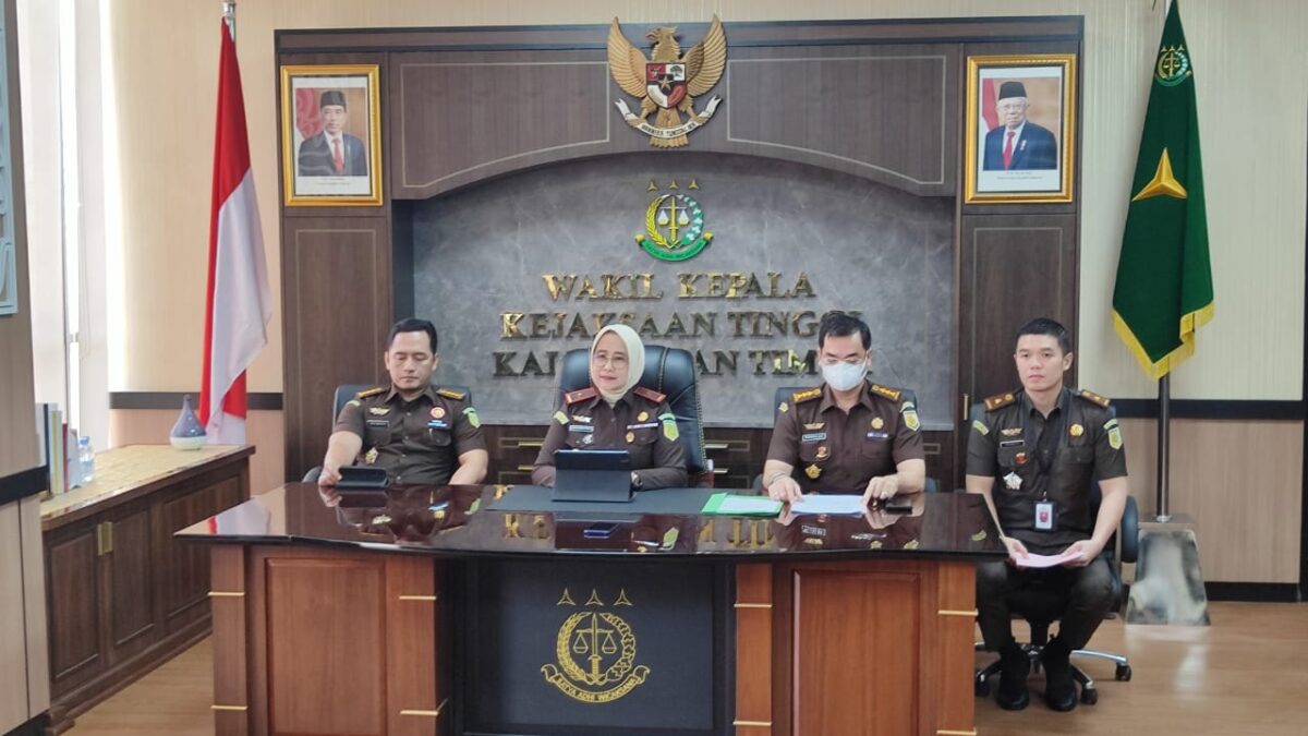Kejaksaan Tinggi Kaltim saat menjelaskan kasus dugaan korupsi oleh AH dan LA (Foto: Klausa)