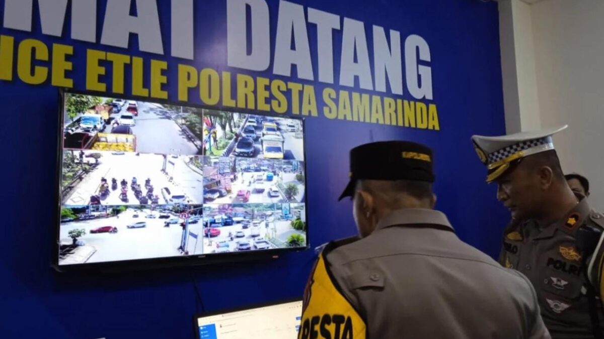 Kombes Pol Ary Fadli sedang memperhatikan proses tilang elektronik (Foto: Klausa)