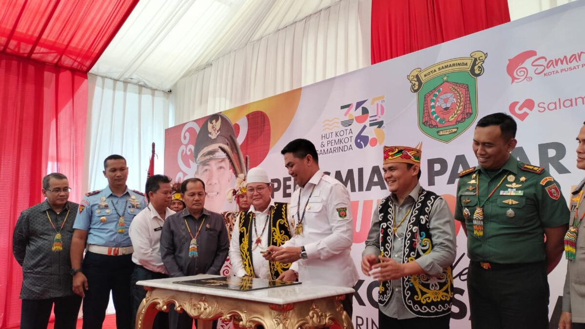 Wali Kota Samarinda, Andi Harun saat meresmikan pasar rakyat Beluluq Lingau (Foto: Klausa)