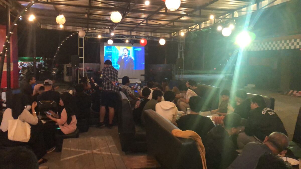 Nonton bareng penampilan Syarla di salah satu cafe area Tenggarong (Foto: Istimewa)