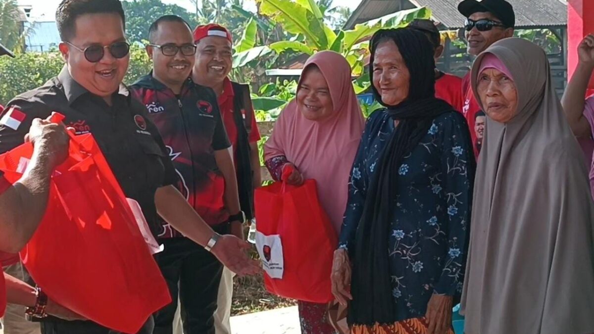 DPC PDI Perjuangan Kukar membagikan sembako kepada masyarakat sekitar (Foto: Istimewa)