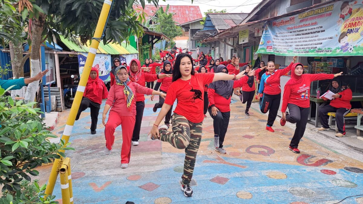 Antusiasme warga mengikuti senam sehat yang diadakan DPC PDI Perjuangan Balikpapan (Foto: Klausa)
