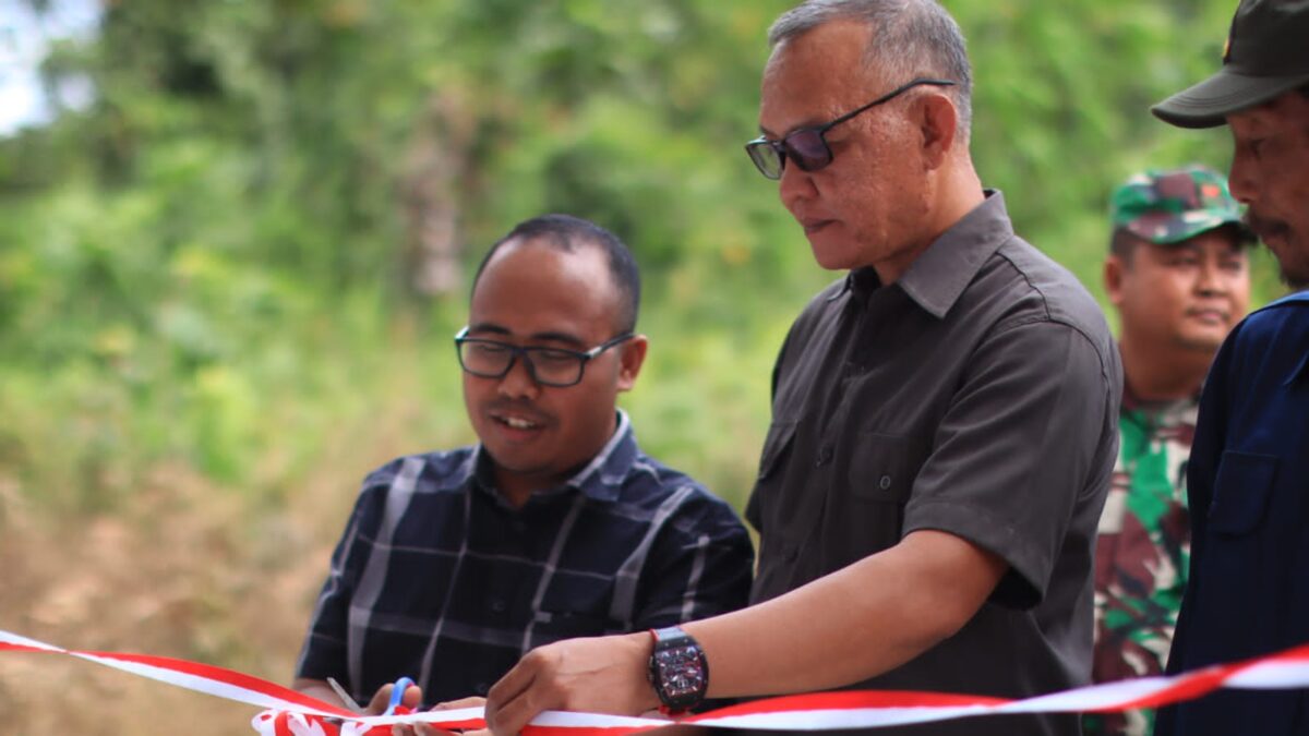 Wakil Ketua DPRD Kaltim, Muhammad Samsun (kanan) bersama Rahmat Dermawan meresmikan pendopo kelompok tani Setaria (Foto: Klausa)