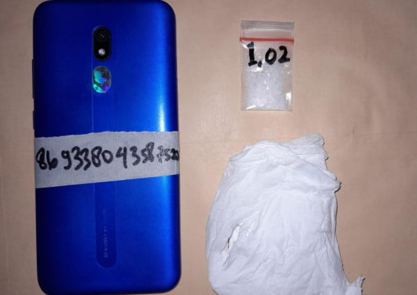 Barang bukti handphone dan sabu seberat 1,02 gram yang diamankan darii pelaku (Foto: Istimewa)