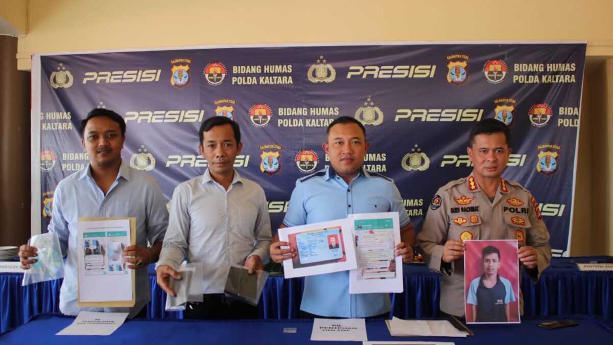 Anggota keepolisian Polda Kaltara menunjukkan beberapa bukti penipuan yang dilakukan S (Foto: Istimewa)