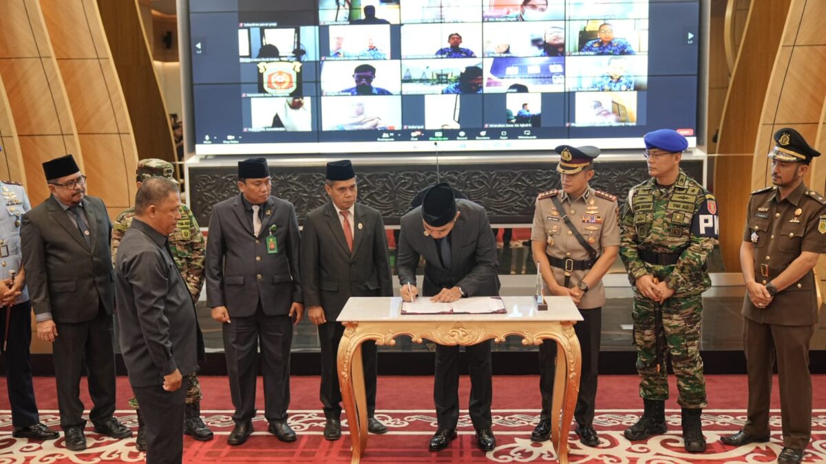 Wali Kota Samarinda, Andi Harun menetapkan raperda RTRW menjadi perda (Foto: Apr/Klausa)