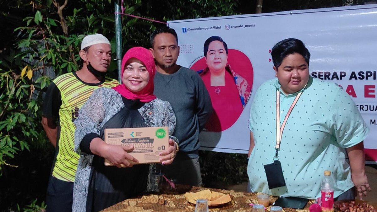 Anggota Komisi IV DPRD Kaltim, Ananda Emira Moeis membagikan makanan tambahan pendamping bagi ibu hamil (Foto: Apr/Klausa)