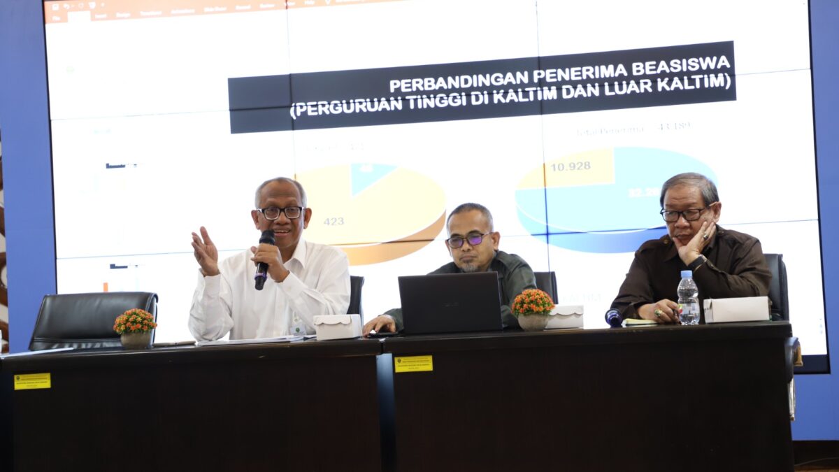 Badan Pengelola (BP) BKT Disdikbud Kaltim Imam Hidayat (kemeja putih) saat melakukan konferensi pers bersama wartawan, Senin (20/2/2023).
