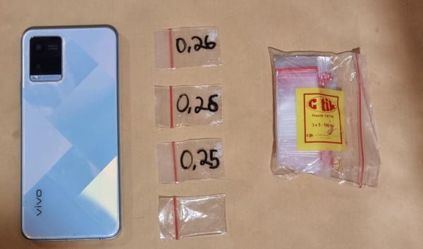 Barang bukti handphone dan beberapa poket sabu yang diamankan dari Fajri (Foto: Klausa)