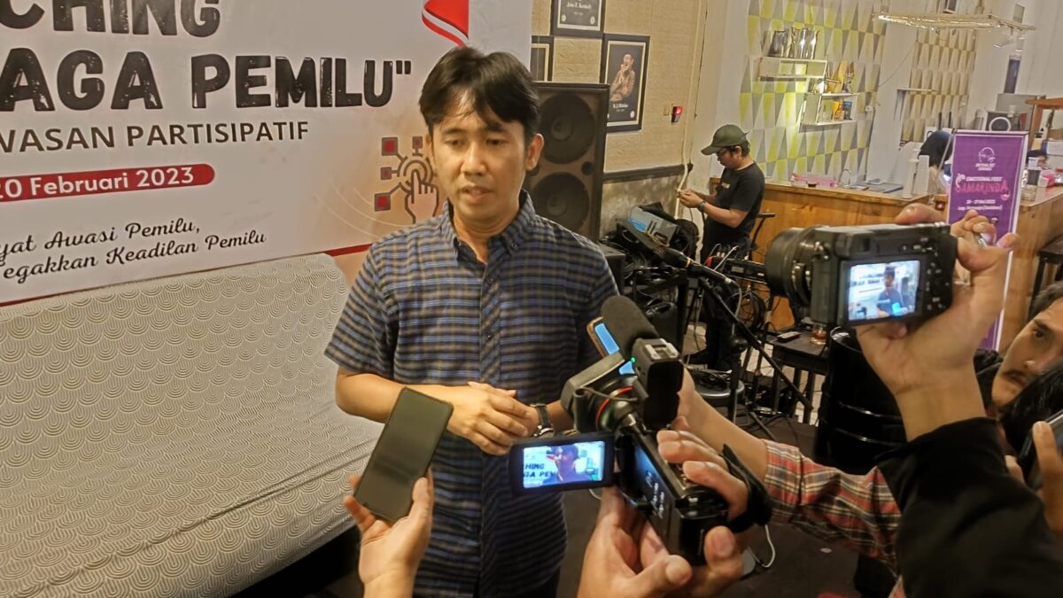Komisioner Bawaslu Kaltim, Galeh Akbar Tanjung saat diwawancarai awak media terkait Saluran Siaga Pemilu (Foto: Klausa)