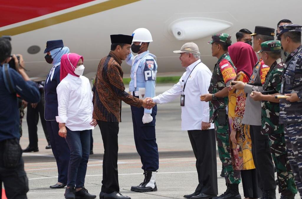 Gubernur Kaltim, Isran Noor menyambut kedatangan Presiden RI Joko Widodo (Foto: Istimewa)