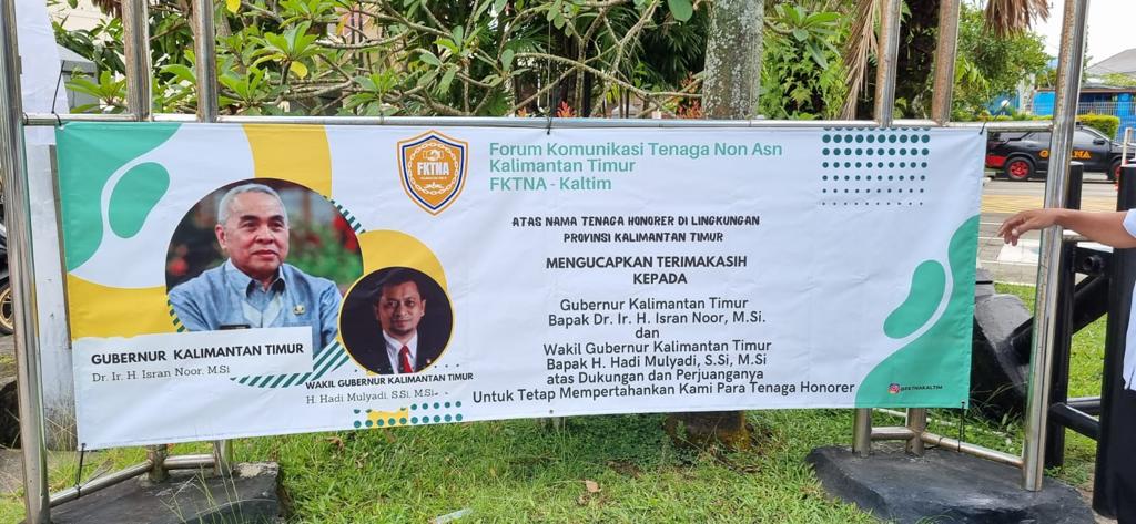 Salah satu spanduk ucapan terima kasih kepada Gubernur dan Wakil Gubernur Kaltim atas upaya mempertahankan tenaga honorer (Foto: Istimewa)