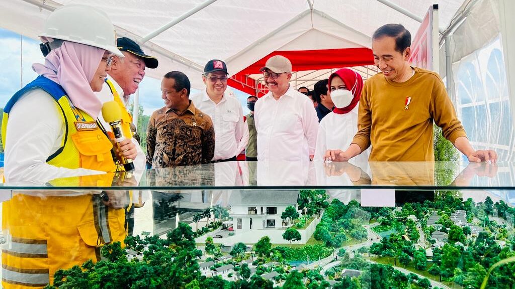 Presiden Joko Widodo meninjau pembangunan proyek rumah menteri di kawasan IKN, Kabupaten Penajam Paser Utara, pada Kamis, 23 Februari 2023 Foto: BPMI Setpres/Laily Rachev