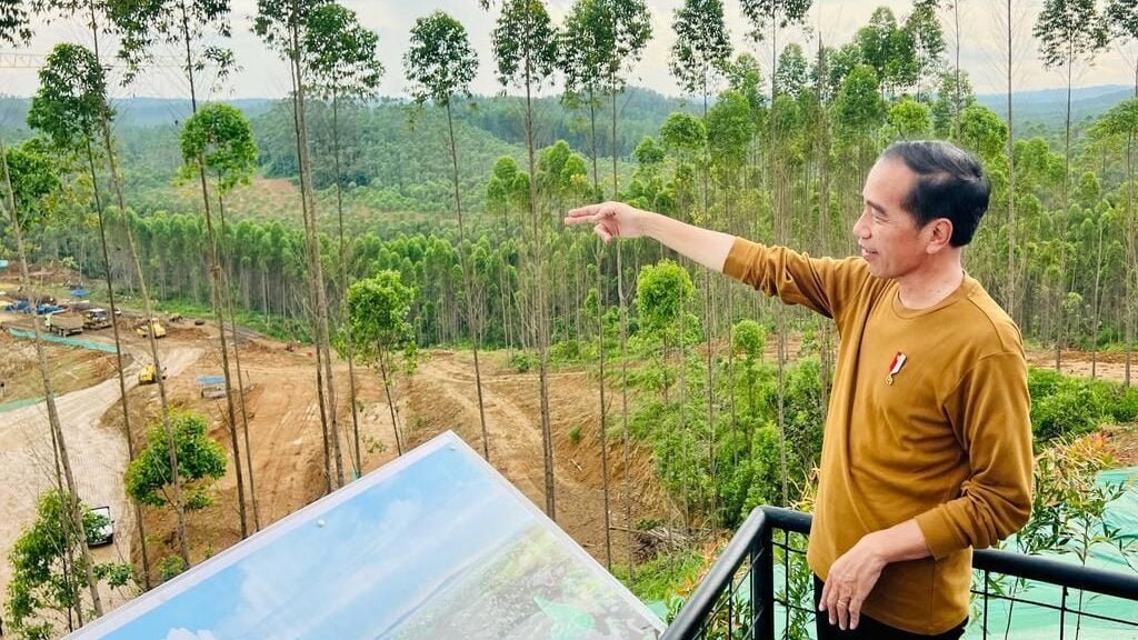 Presiden Joko Widodo meninjau lokasi Istana Kepresidenan di wilayah Ibu Kota Nusantara (IKN), Kabupaten Penajam Paser Utara, pada Kamis, 23 Februari 2023. Foto: BPMI Setpres