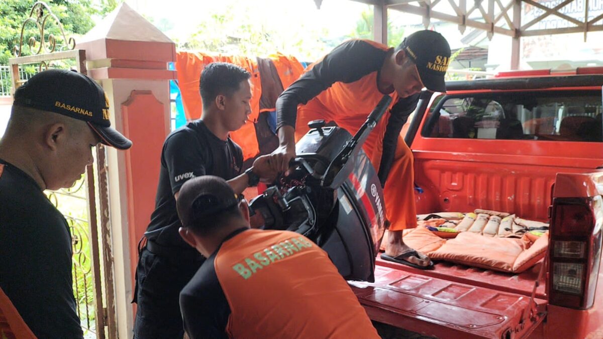 Tim SAR saat mempersiapkan peralatan untuk melakukan pencarian korban (foto: Istimewa)