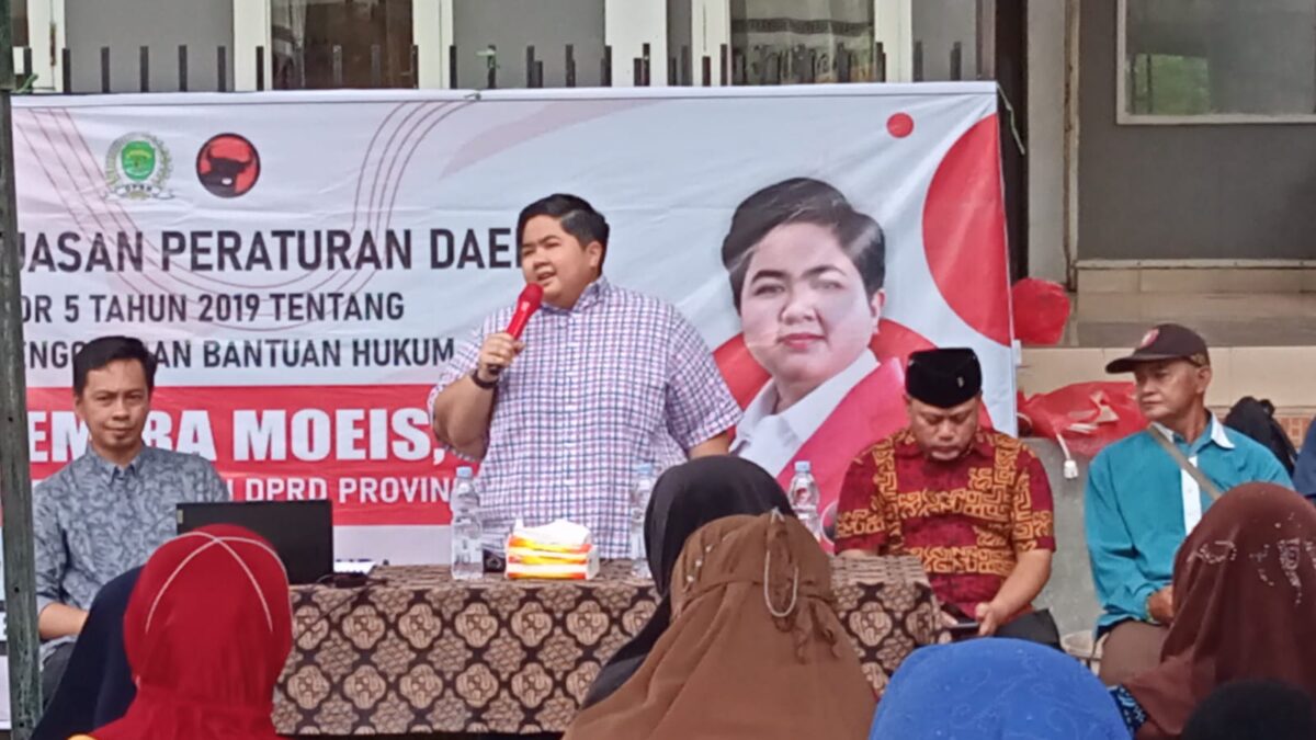 Anggota DPRD Kaltim, Ananda Emira Moeis saat mengisi sosper di jalan KH Hasyim Ashari (foto: Apr/Klausa)
