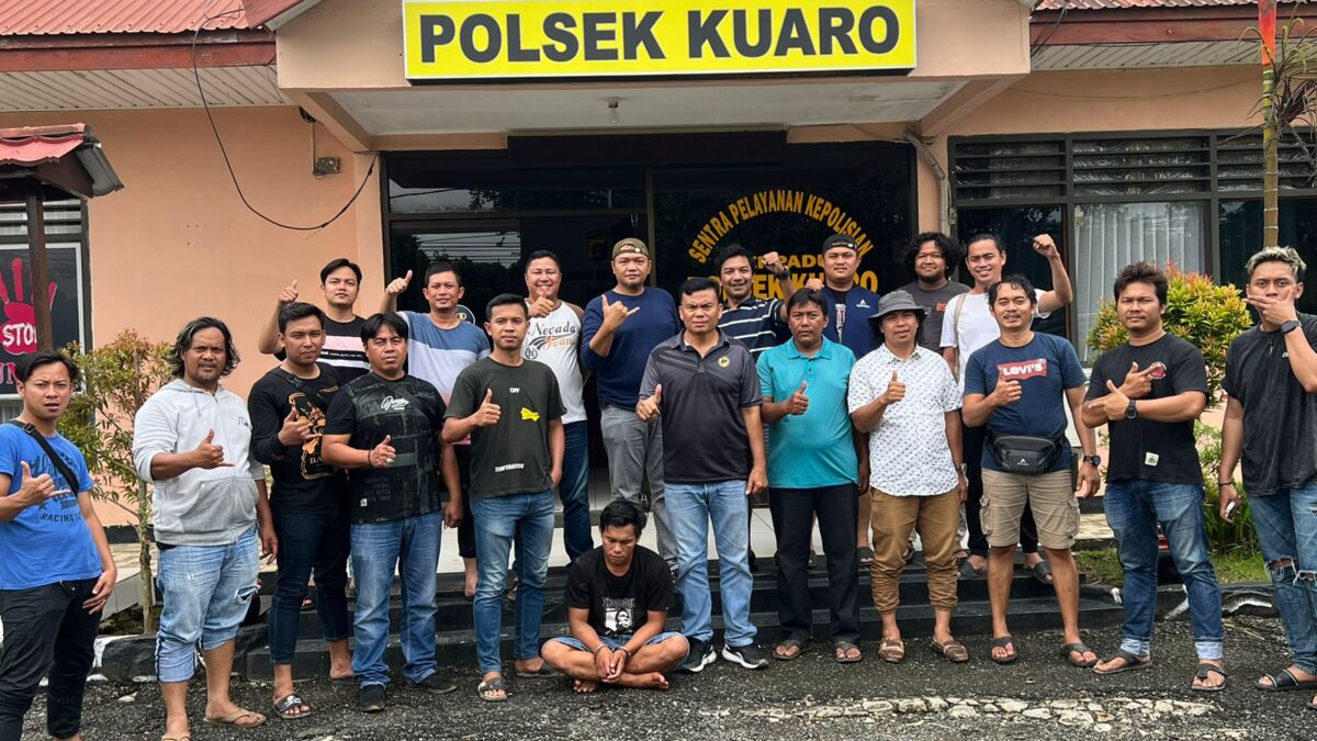 R pelaku penganiayaan anak berusia 8 tahun, setelah diamankan di Polsek Kuaro (Foto: Istimewa)