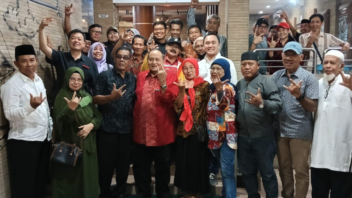 Bacalon DPD RI, Emir Moeis saat berkumpul bersama "Banteng Tua" (Foto: Klausa)